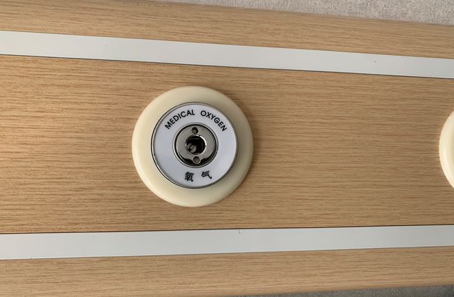 醫(yī)院病房墻上吸氧裝置 醫(yī)院病房氧氣濕化瓶插拔方式2.jpg